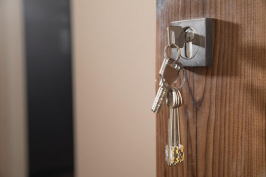 awaryjne otwieranie drzwi w pogotowiu zamkowym