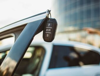 otwieranie drzwi w samochodzie